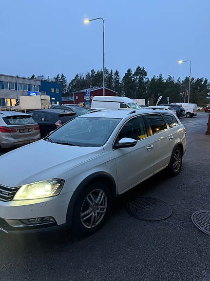 Volkswagen Passat Alltrack 3 of 5