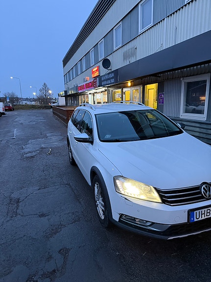 Volkswagen Passat Alltrack 2 of 5