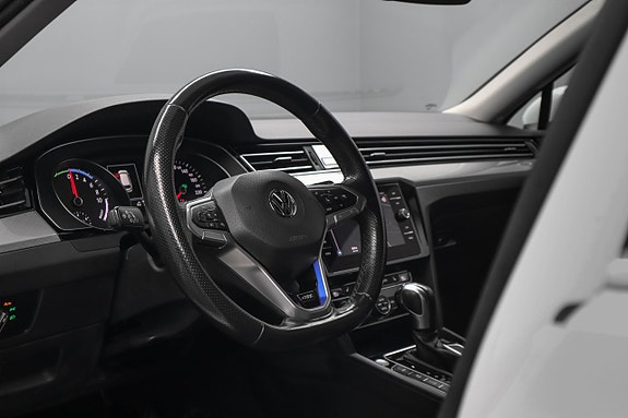 Volkswagen Passat 12 of 27