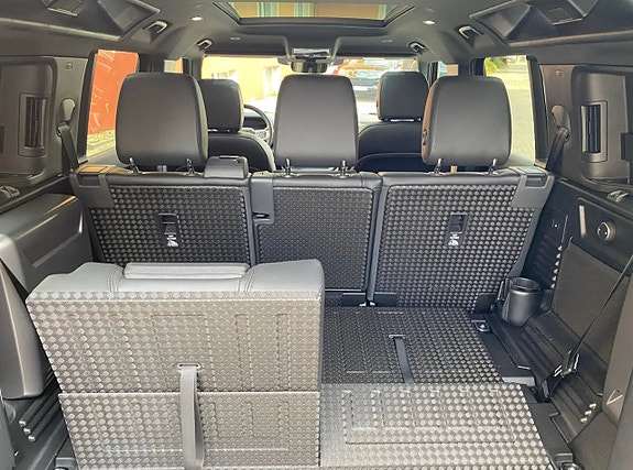 Land Rover Defender 110 14 of 14