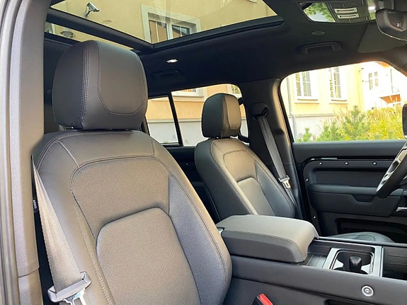 Land Rover Defender 110 10 of 14