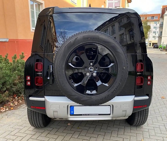 Land Rover Defender 110 7 of 14