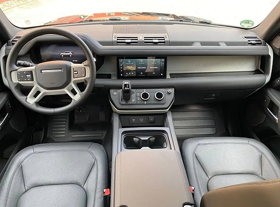 Land Rover Defender 110 12 of 14