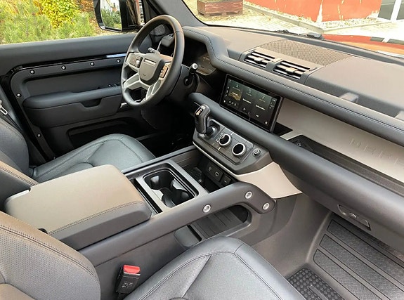 Land Rover Defender 110 8 of 14