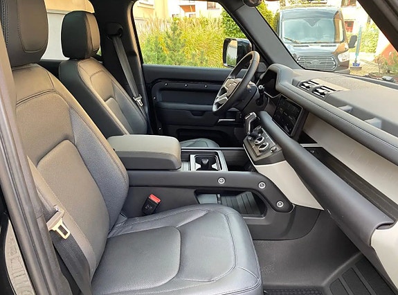 Land Rover Defender 110 9 of 14