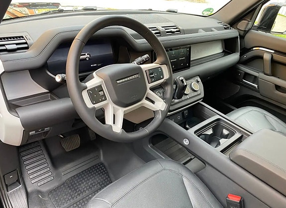 Land Rover Defender 110 13 of 14