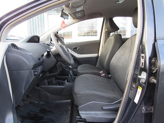 Toyota Yaris 12 of 14