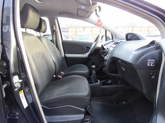 Toyota Yaris 10 of 14
