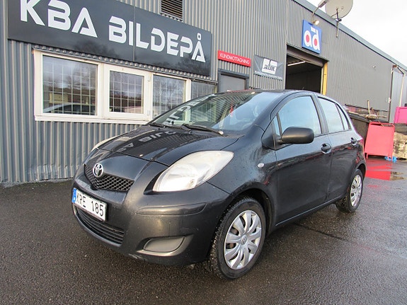 Toyota Yaris 2 of 14