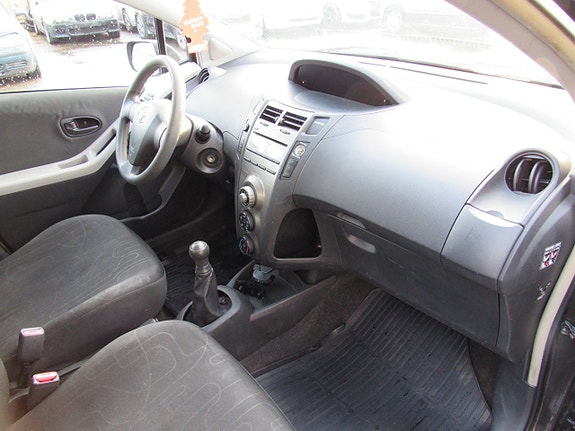 Toyota Yaris 9 of 14