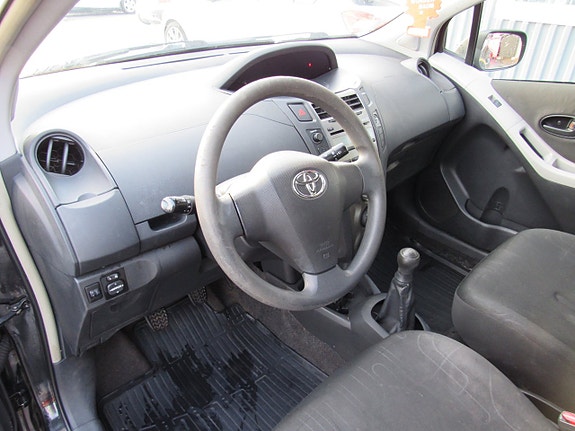 Toyota Yaris 11 of 14