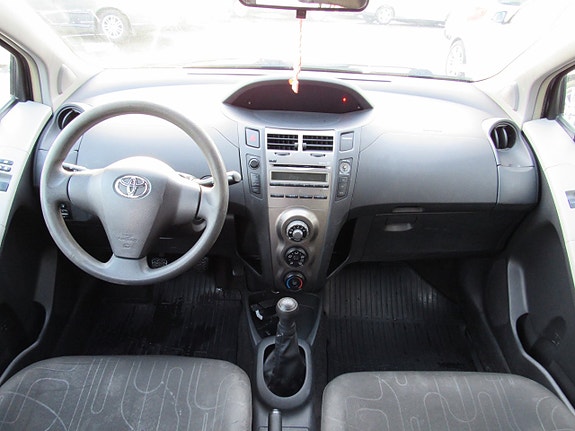 Toyota Yaris 14 of 14