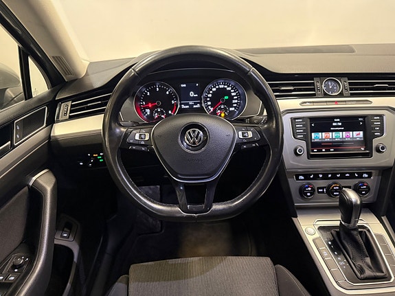 Volkswagen Passat 13 of 27