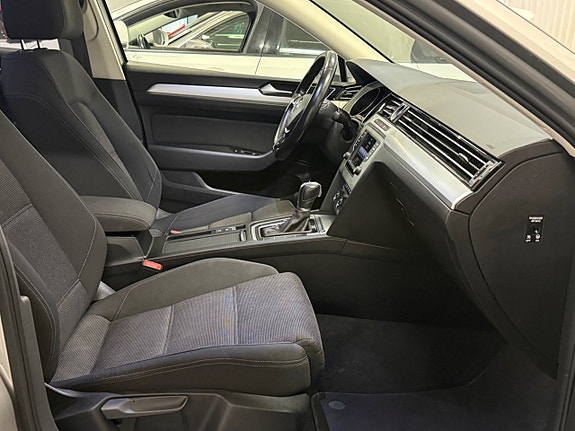 Volkswagen Passat 25 of 27