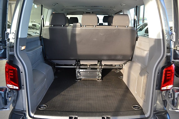 Volkswagen Caravelle 9 of 11