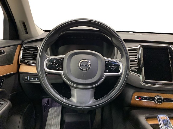 Volvo XC90 10 of 14