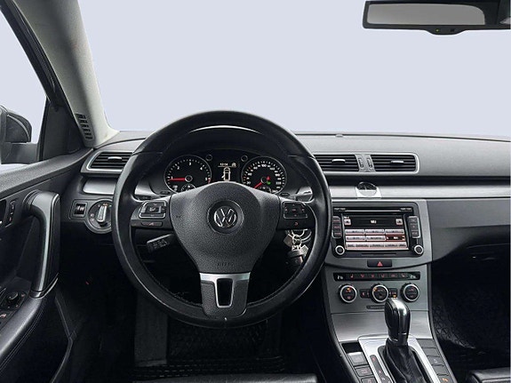 Volkswagen Passat 10 of 21