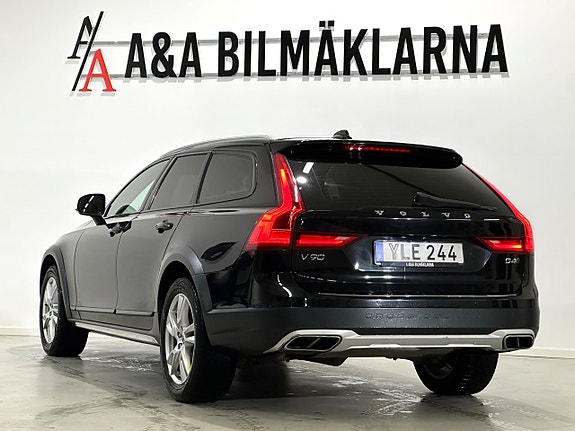 Volvo V90 Cross Country 2 of 5