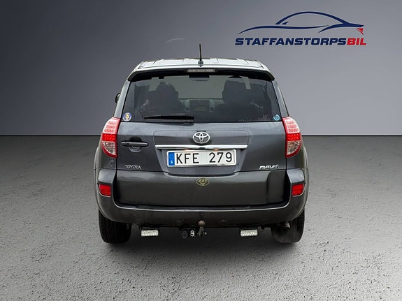 Toyota RAV4 7 of 9