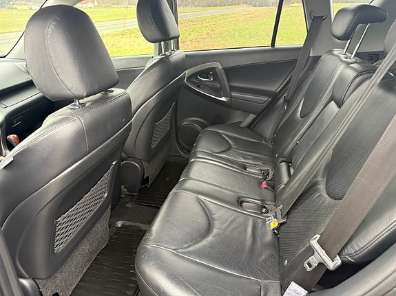 Toyota RAV4 9 of 9