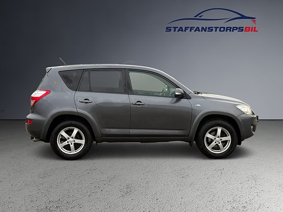 Toyota RAV4 4 of 9