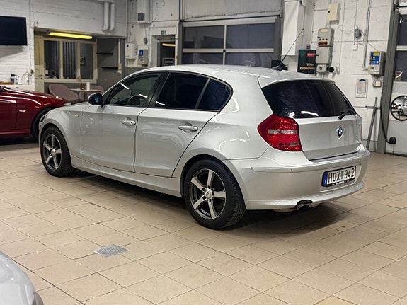 BMW 118i 3 of 5