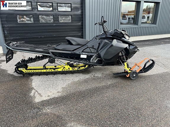 Ski-Doo Summit X 165 850 -17 6 of 7