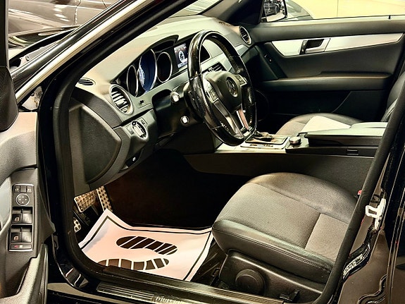 Mercedes-Benz C200 8 of 13