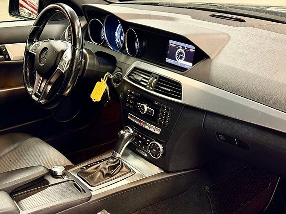 Mercedes-Benz C200 12 of 13