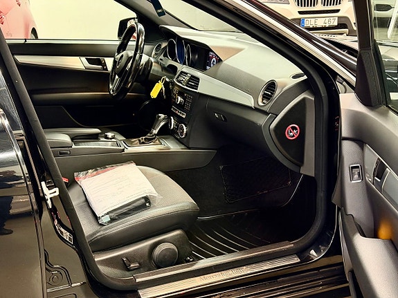 Mercedes-Benz C200 11 of 13