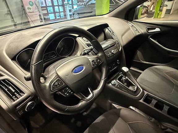 Ford Focus 9 of 14