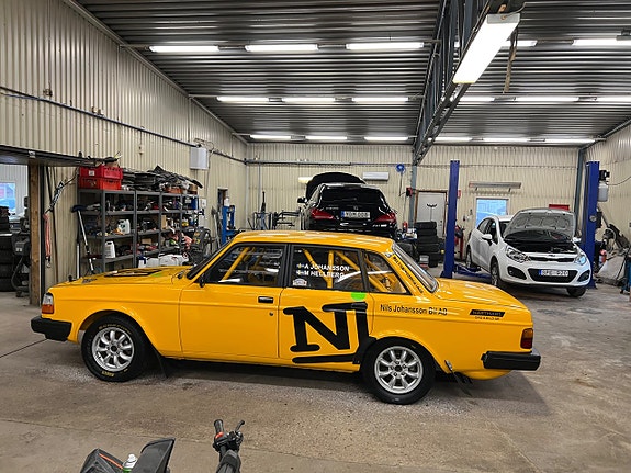 Volvo 240 4 of 5