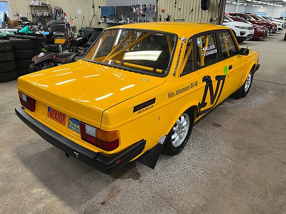 Volvo 240 3 of 5