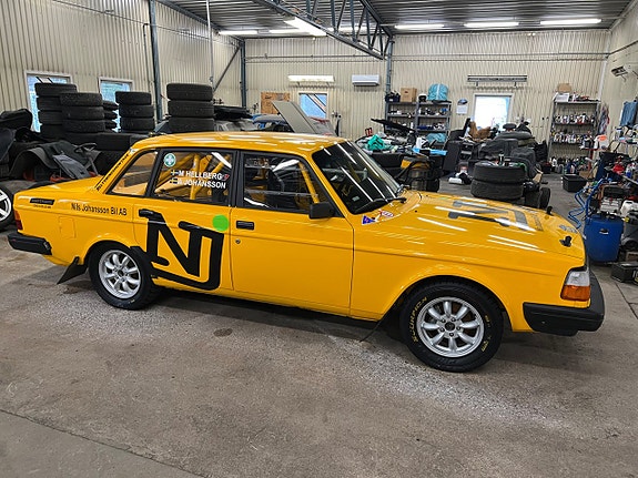 Volvo 240 2 of 5