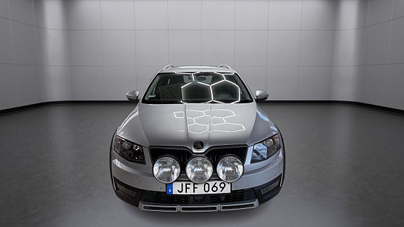 Skoda Octavia Scout 2 of 5