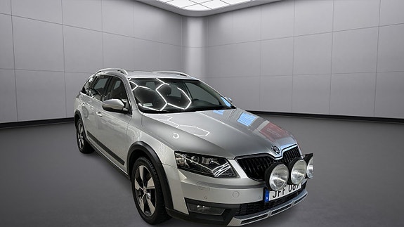 Skoda Octavia Scout 3 of 5