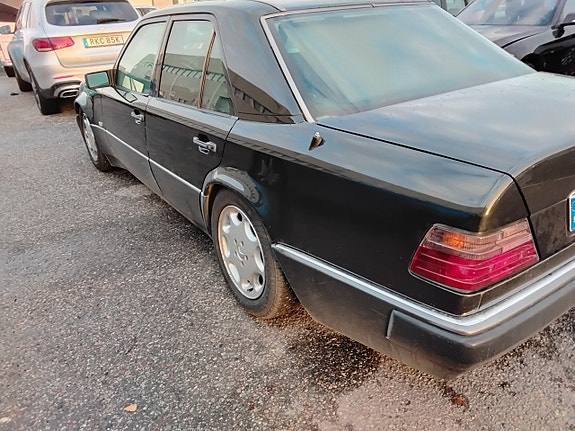 Mercedes-Benz E500 7 of 9