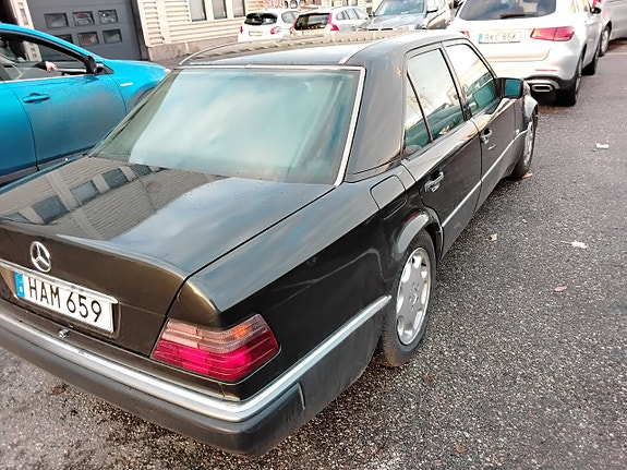 Mercedes-Benz E500 6 of 9