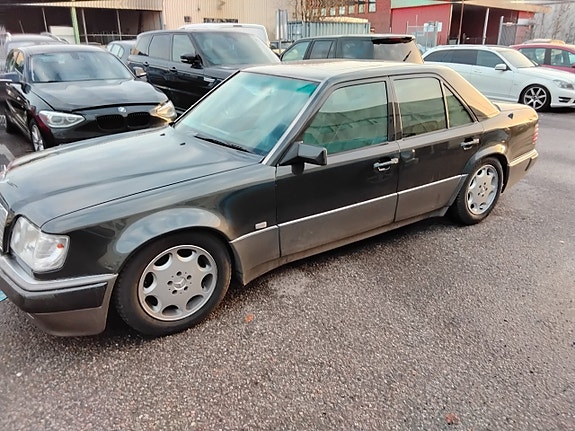 Mercedes-Benz E500 2 of 5