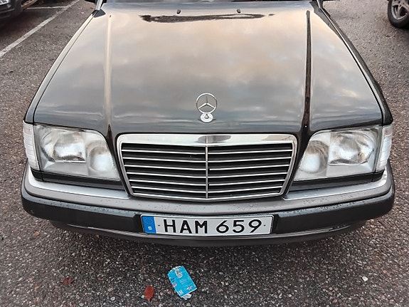 Mercedes-Benz E500 8 of 9