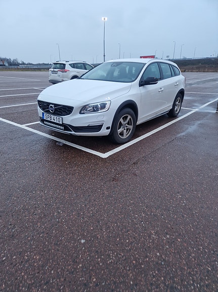 Volvo V60 Cross Country 2 of 4