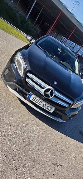 Mercedes-Benz GLA220 3 of 5