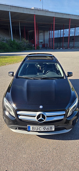 Mercedes-Benz GLA220 2 of 5