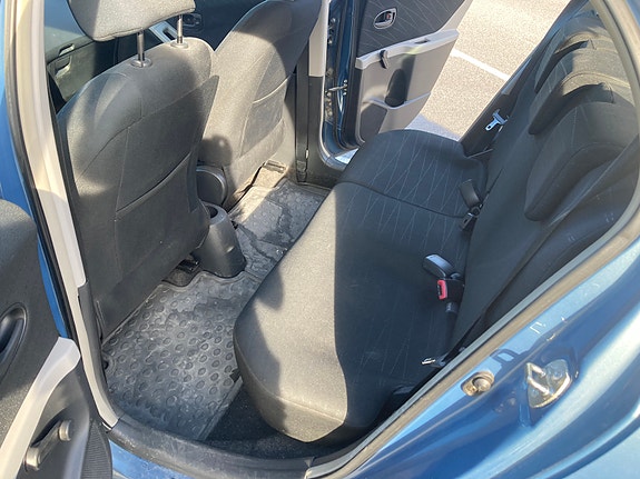 Toyota Yaris 6 of 12