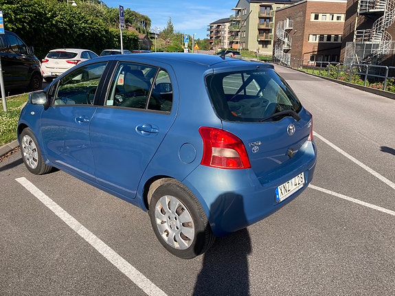Toyota Yaris 3 of 12