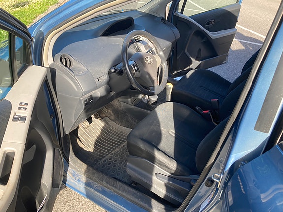 Toyota Yaris 7 of 12