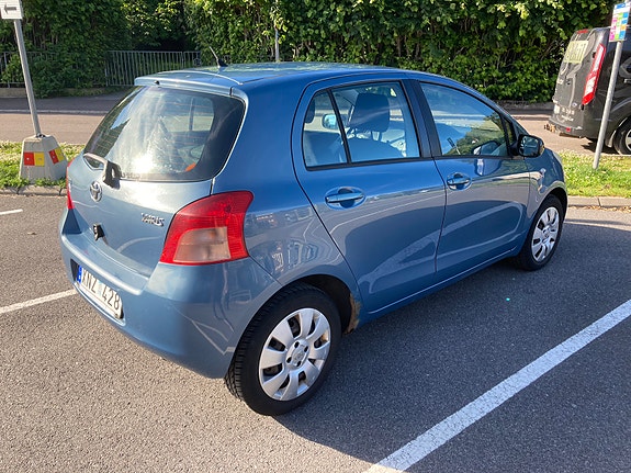 Toyota Yaris 2 of 12