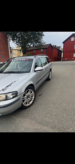 Volvo V70 2 of 5