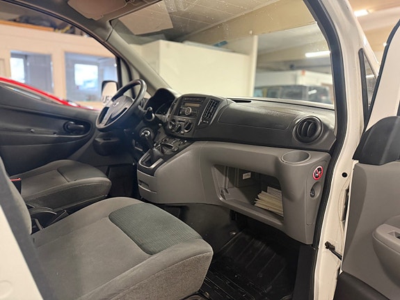Nissan NV200 11 of 13