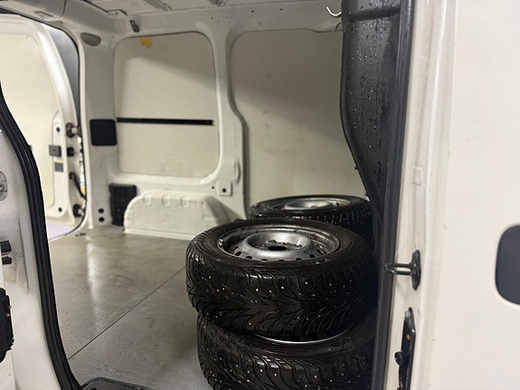 Nissan NV200 10 of 13